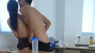 [学生情侣禁断实录] 放学后的教室偷欢 课桌震动自拍第1弹
