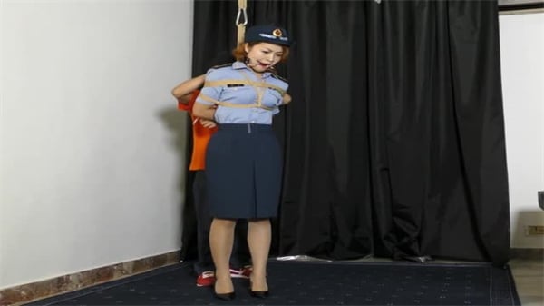 大尺度制服美女