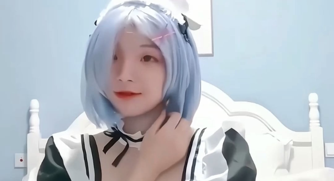 女仆装水晶棒狂插骚穴 自慰到喷水