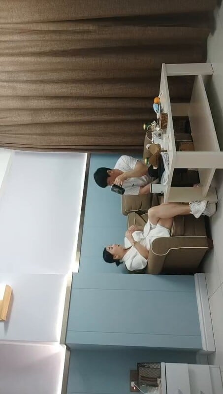 爱情丶故事网聊良家人妻约过来操白色西装御姐无毛扶着大屁股后入
