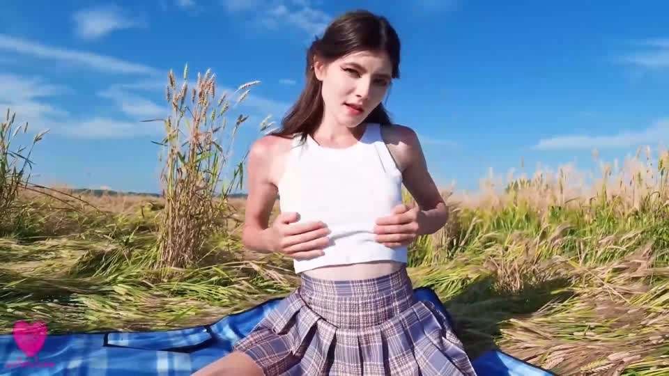美女在短裙与一个小紧屁股推丁字裤到一边，在大自然中做爱