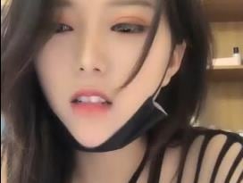熟女浴室诱惑！透视蕾丝装湿身自慰 骚穴蜜液飞溅的禁忌表演