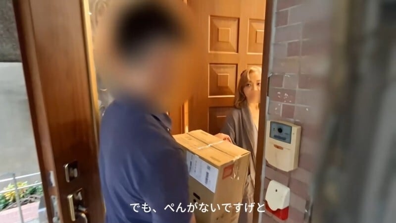 FC2-PPV-4726082 半价到8月1日！ ！ [无码] 勾引送货员，然后立刻跟他上床！做完早上的家事后，妻子最喜欢的消遣就是下午的淫秽中出…