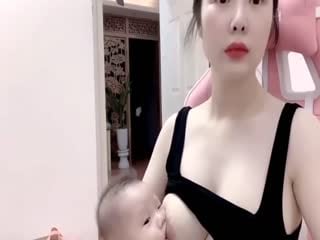 单亲妈妈和榜一大哥连线直播哺乳