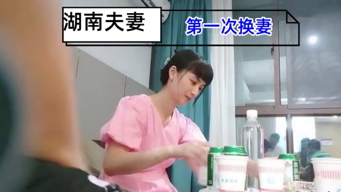 湖南夫妻第一次换妻为了打消尴尬老婆拉着老婆先来一.次舌吻舔穴缓解尴尬