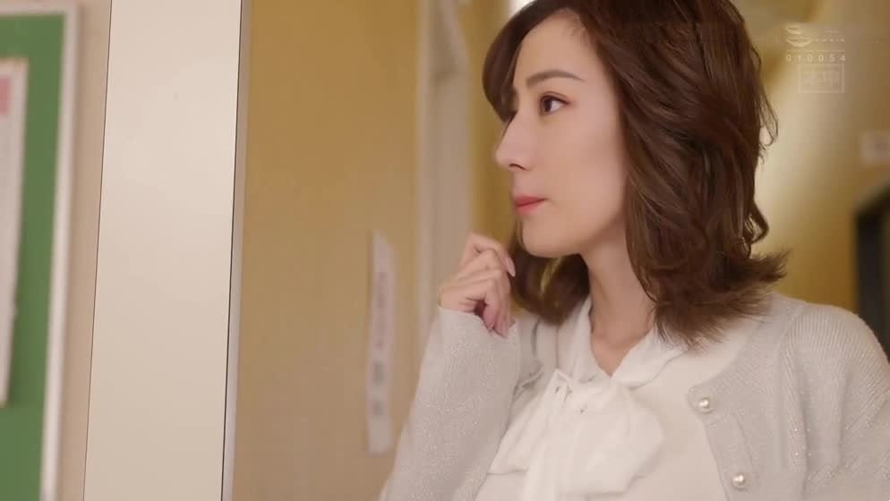 AI-迪丽热巴-失恋女教师寻求男同学的安慰